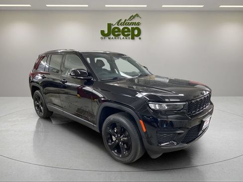 Used 2023 Jeep Grand Cherokee Altitude AWD/4WD image 7