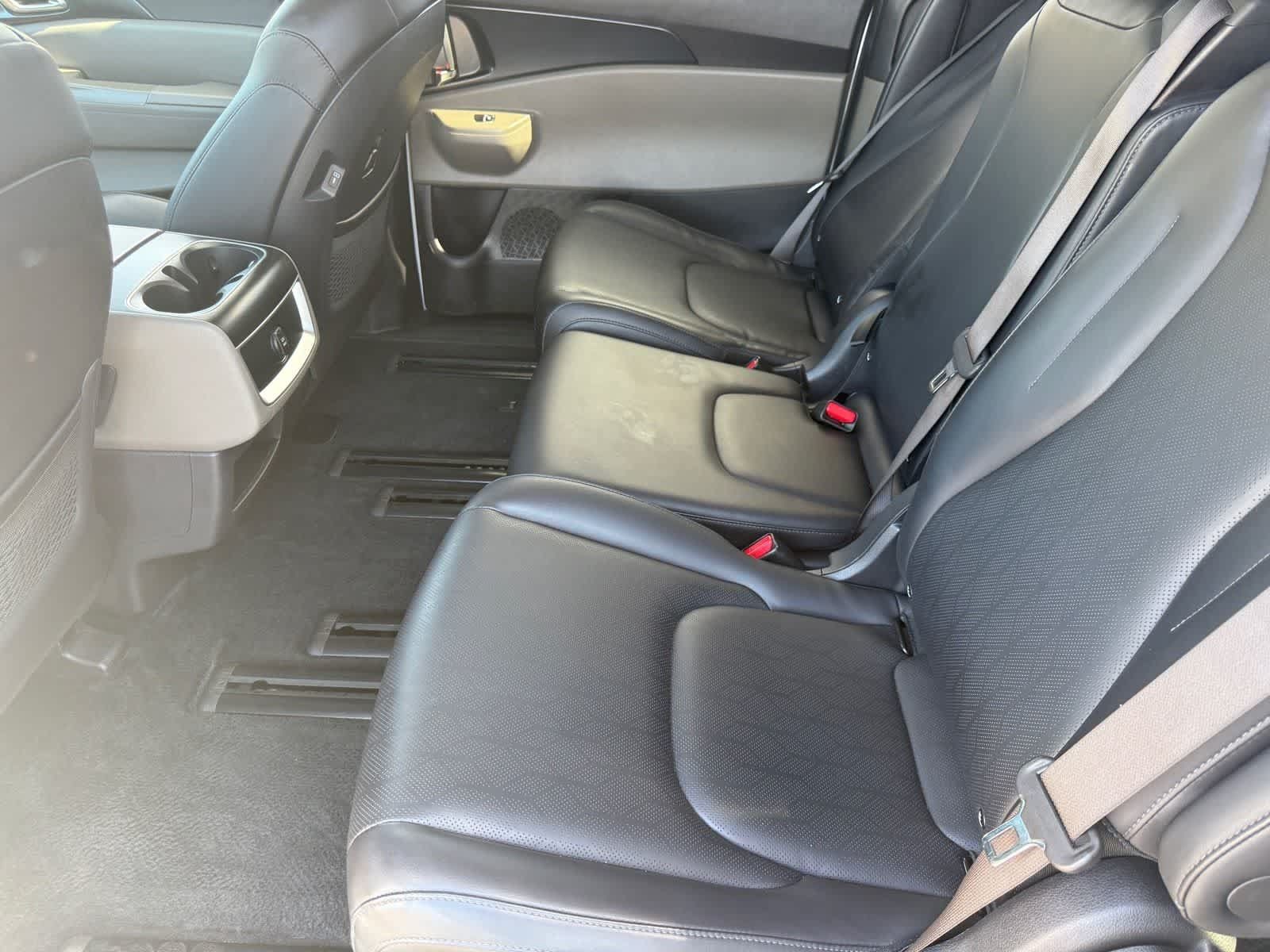 Used 2025 Kia Carnival FWD image 29