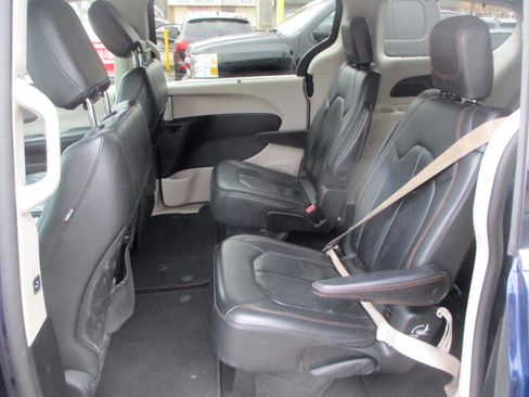 Used 2017 Chrysler Pacifica Touring-L image 10
