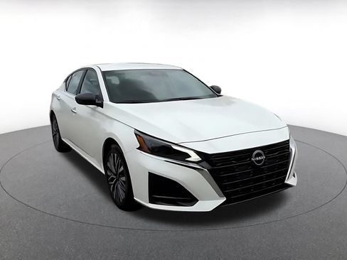 Used 2025 Nissan Altima 2.5 SV FWD image 3