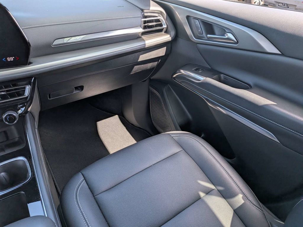 Used 2025 Chevrolet Traverse LT FWD image 19