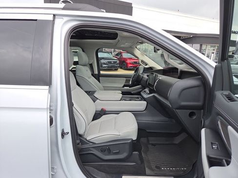 Used 2025 Ford Expedition Platinum w/ Platinum Ultimate Package AWD/4WD image 17