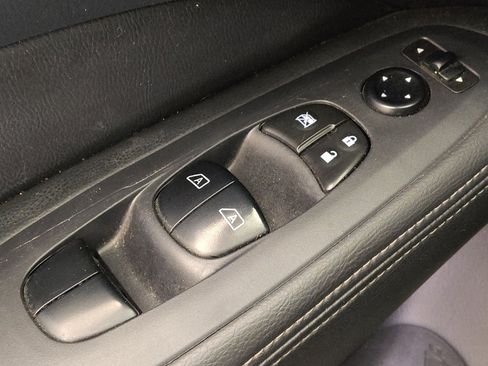 Used 2020 Nissan Pathfinder SV image 27