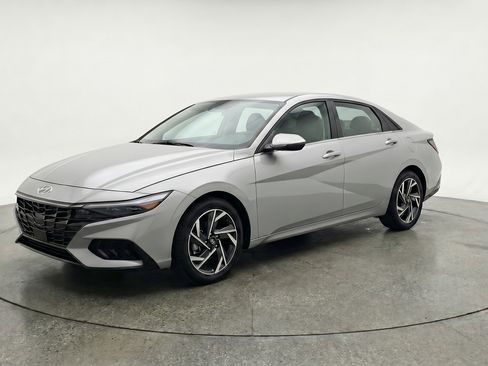 Used 2025 Hyundai Elantra SEL FWD image 3