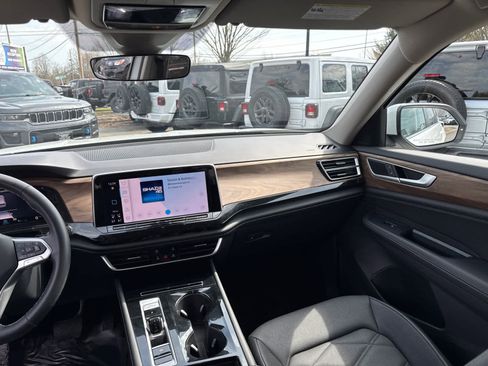 Used 2025 Volkswagen Atlas SE image 31