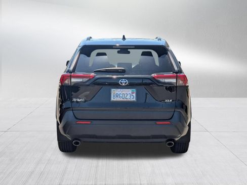 Used 2022 Toyota RAV4 LE FWD image 4