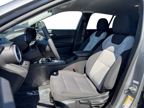 Used 2025 Chevrolet Trax LS w/ LS Convenience Package FWD image 9