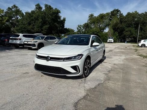 Used 2025 Volkswagen Jetta SEL FWD image 3