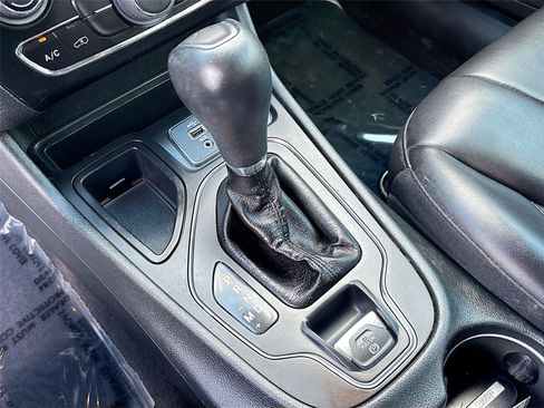 Used 2019 Jeep Cherokee Latitude Plus FWD image 16