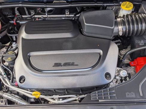 Used 2023 Chrysler Pacifica Touring-L image 29