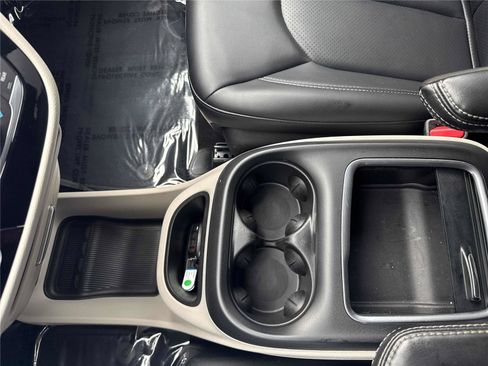 Used 2023 Chrysler Pacifica Touring-L FWD image 26