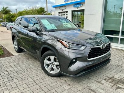 Used 2022 Toyota Highlander LE