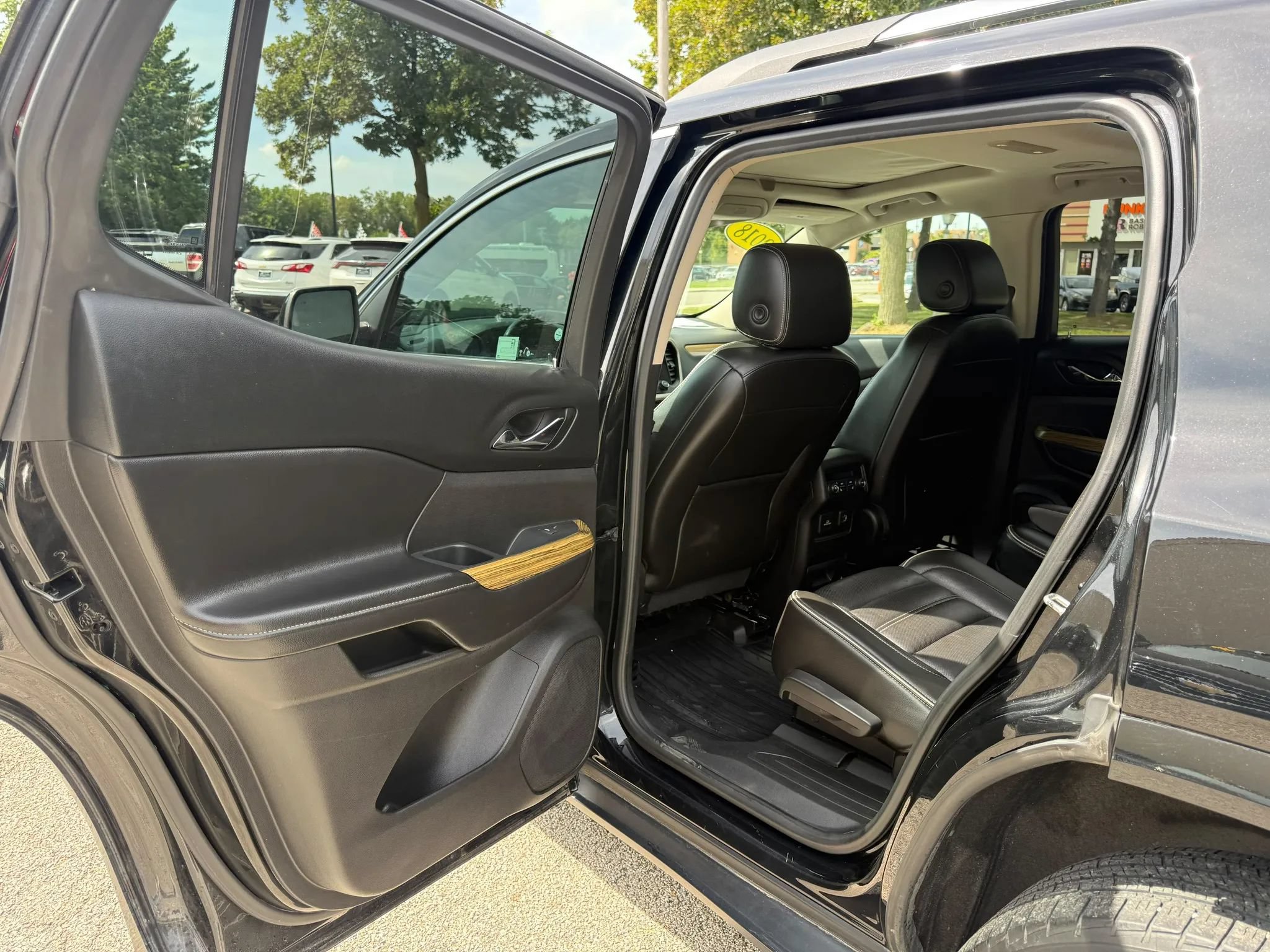 Used 2018 GMC Acadia Denali w/ Technology Package FWD image 12