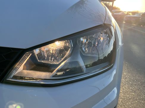 Used 2017 Volkswagen Golf S image 6