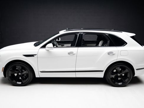 Used 2021 Bentley Bentayga Plug-In Hybrid AWD/4WD image 16