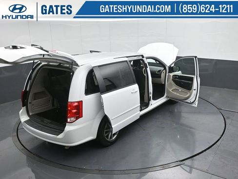 Used 2016 Dodge Grand Caravan SE image 43