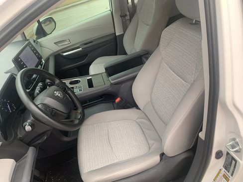 Used 2022 Toyota Sienna LE image 11