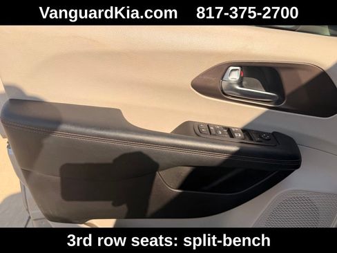 Used 2019 Chrysler Pacifica Touring-L FWD image 17