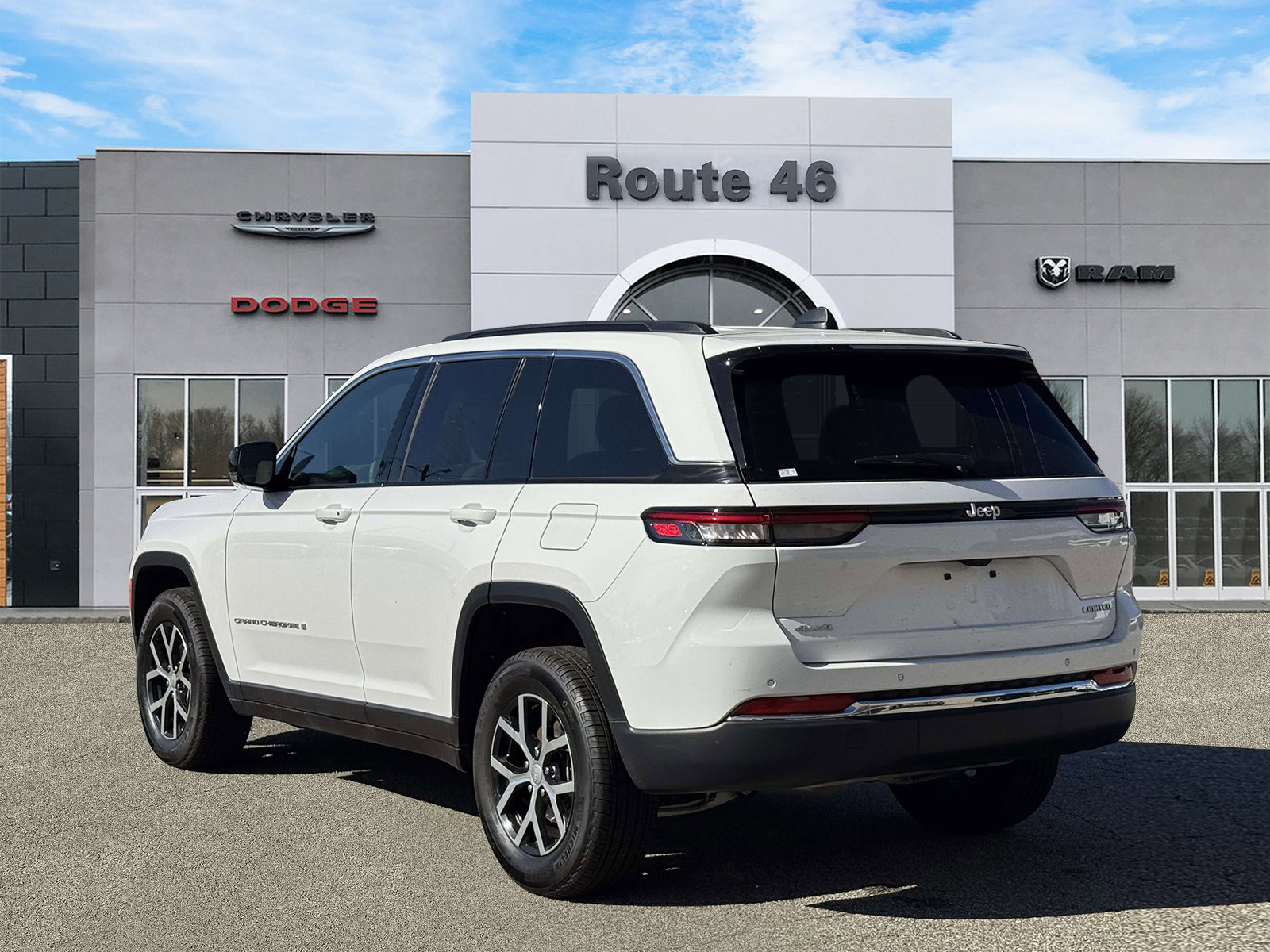 Used 2024 Jeep Grand Cherokee Limited AWD/4WD image 4