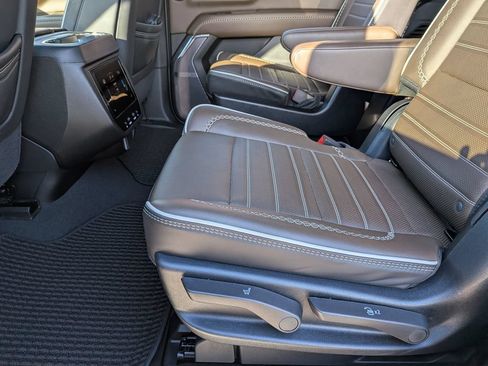 Used 2025 GMC Yukon Denali Ultimate AWD/4WD image 24