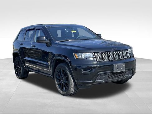 Used 2018 Jeep Grand Cherokee Altitude image 3