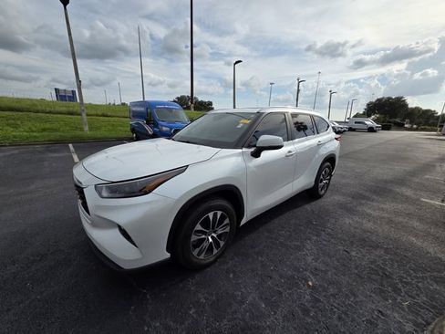 Used 2023 Toyota Highlander XLE FWD image 9