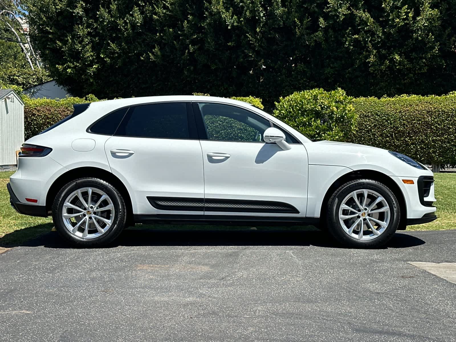 Certified 2025 Porsche Macan AWD/4WD image 9