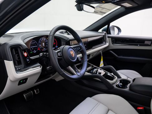 New 2026 Porsche Cayenne S image 4