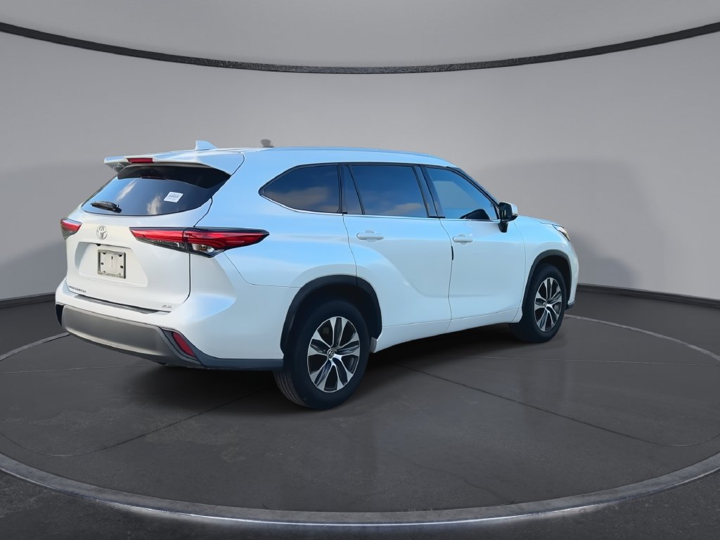 Used 2022 Toyota Highlander XLE FWD image 8