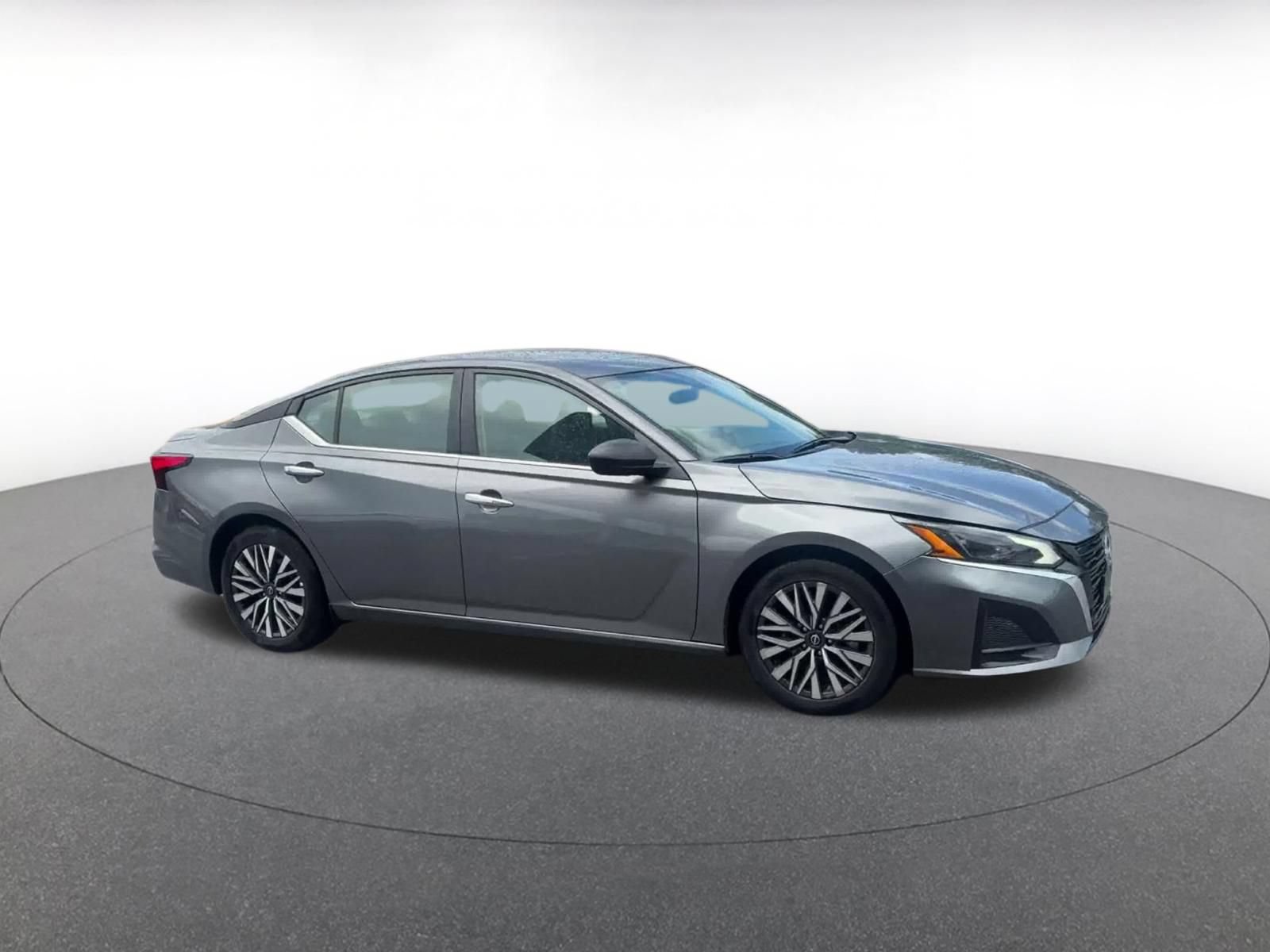 Used 2025 Nissan Altima 2.5 SV FWD image 2