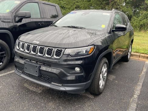 Used 2025 Jeep Compass Latitude AWD/4WD image 3