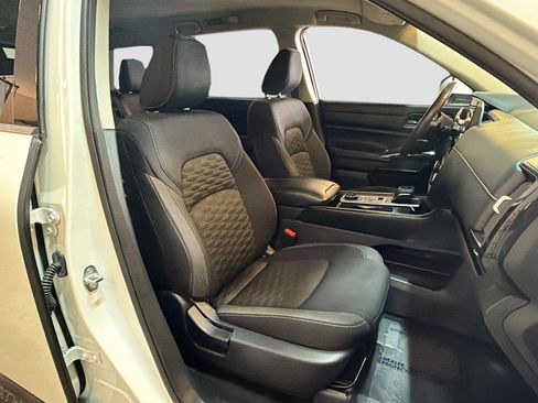 Used 2023 Nissan Pathfinder SV w/ Black Appearance Package image 32