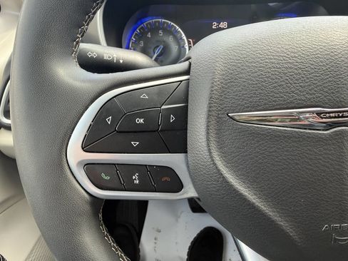 Used 2023 Chrysler Pacifica Touring-L image 16