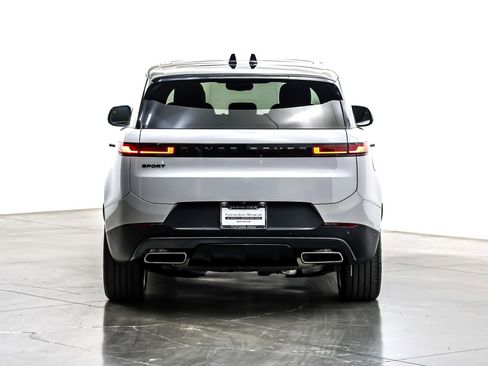 Used 2025 Land Rover Range Rover Sport SE image 4