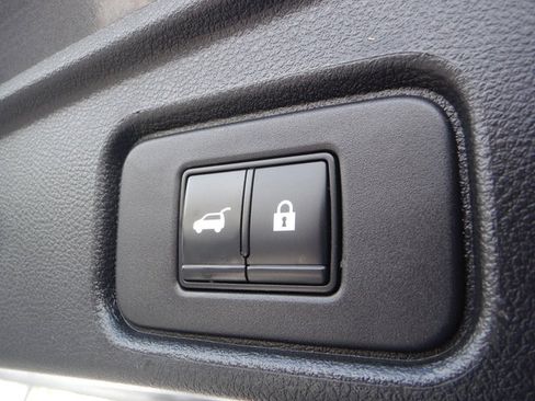 Used 2022 Nissan Pathfinder SV w/ SV Premium Package image 35