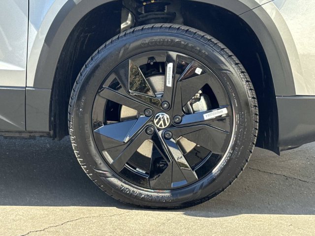 Certified 2025 Volkswagen Taos SE FWD image 35