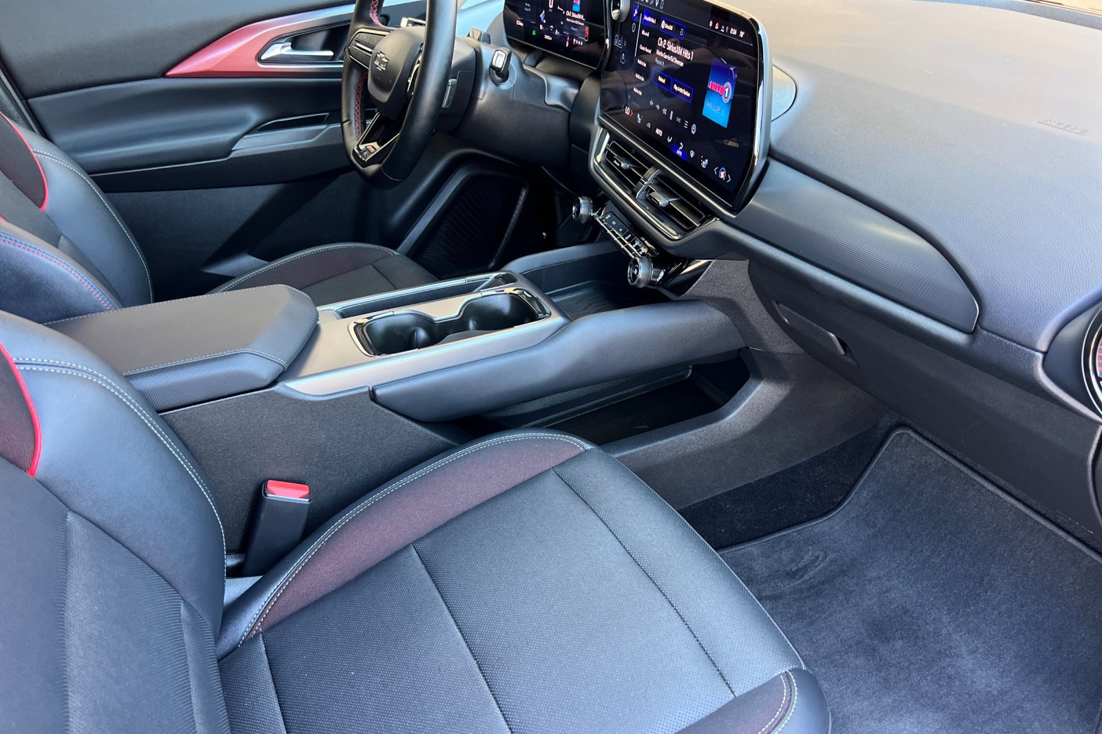 Used 2024 Chevrolet Equinox EV RS FWD image 24