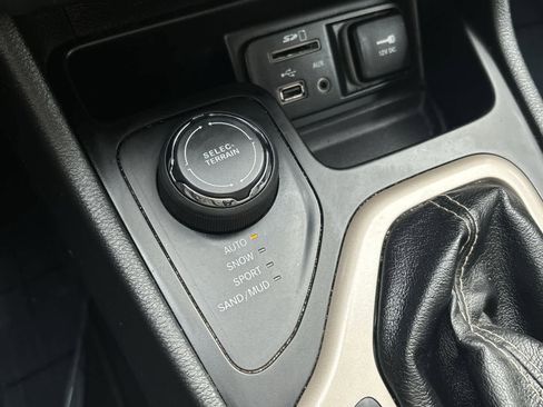 Certified 2017 Jeep Cherokee Latitude w/ Comfort/Convenience Group image 26