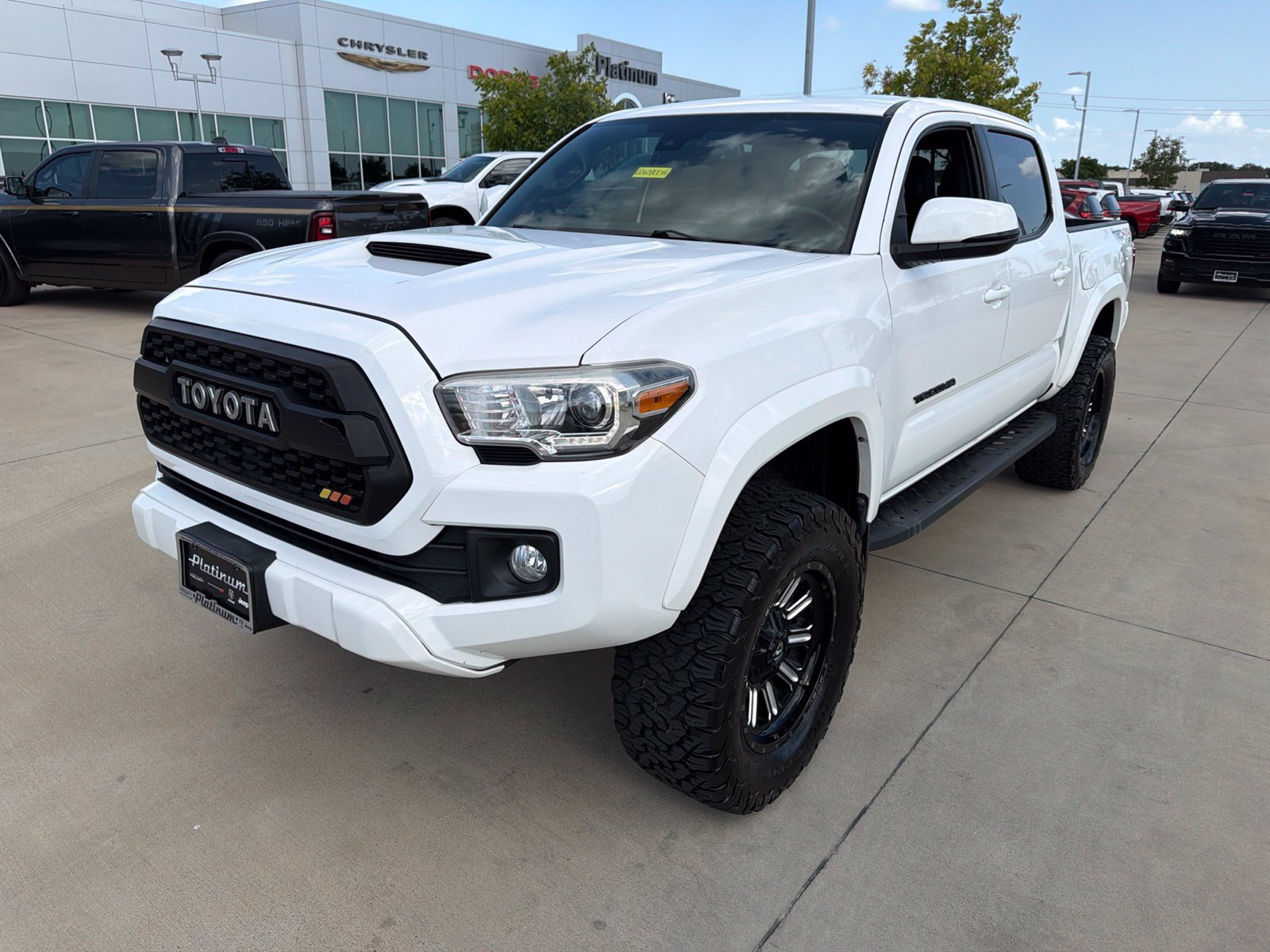 Used 2018 Toyota Tacoma TRD Sport w/ Technology Package AWD/4WD image 9