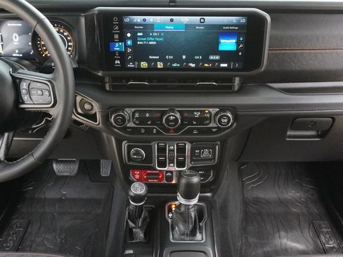 Used 2025 Jeep Gladiator Mojave w/ Convenience Group AWD/4WD image 17