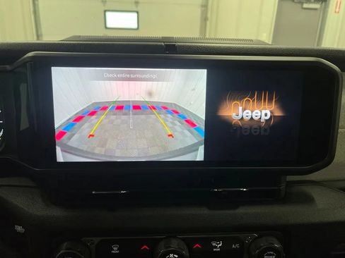 Used 2024 Jeep Wrangler Unlimited AWD/4WD image 23