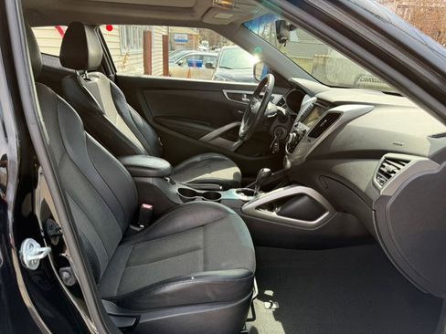 Used 2013 Hyundai Veloster w/ Style Pkg image 28