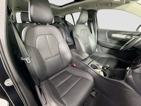 Certified 2025 Volvo XC40 B5 Core image 28