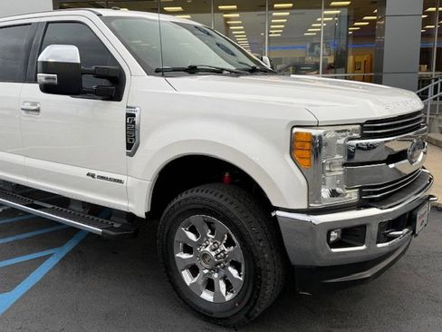 Used 2017 Ford F250 Lariat w/ Chrome Package image 3