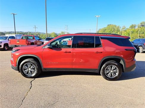 Used 2024 Chevrolet Traverse LT w/ Trailering Package image 2