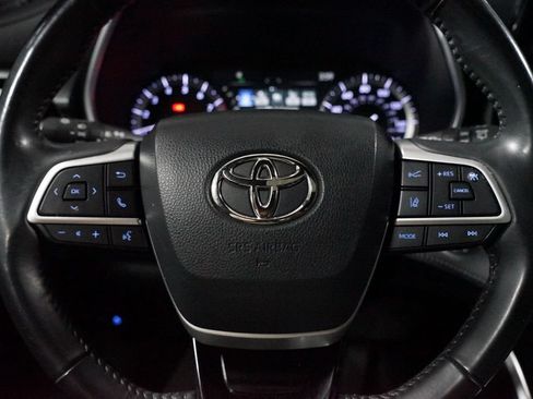 Used 2022 Toyota Highlander XSE FWD image 12