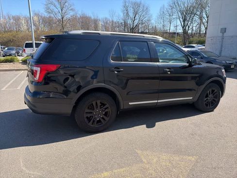 Used 2018 Ford Explorer XLT image 11