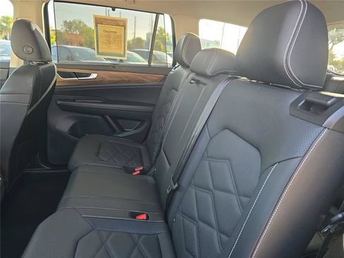 Used 2025 Volkswagen Atlas SE FWD image 11
