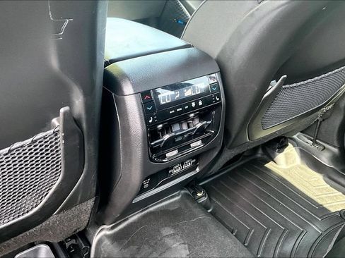 Used 2022 Jeep Grand Cherokee Overland w/ Luxury Tech Group IV AWD/4WD image 30