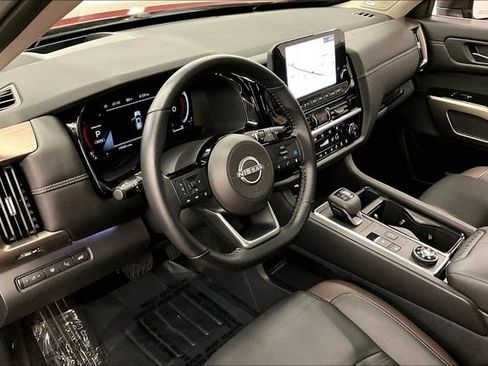 Used 2025 Nissan Pathfinder Platinum AWD/4WD image 16